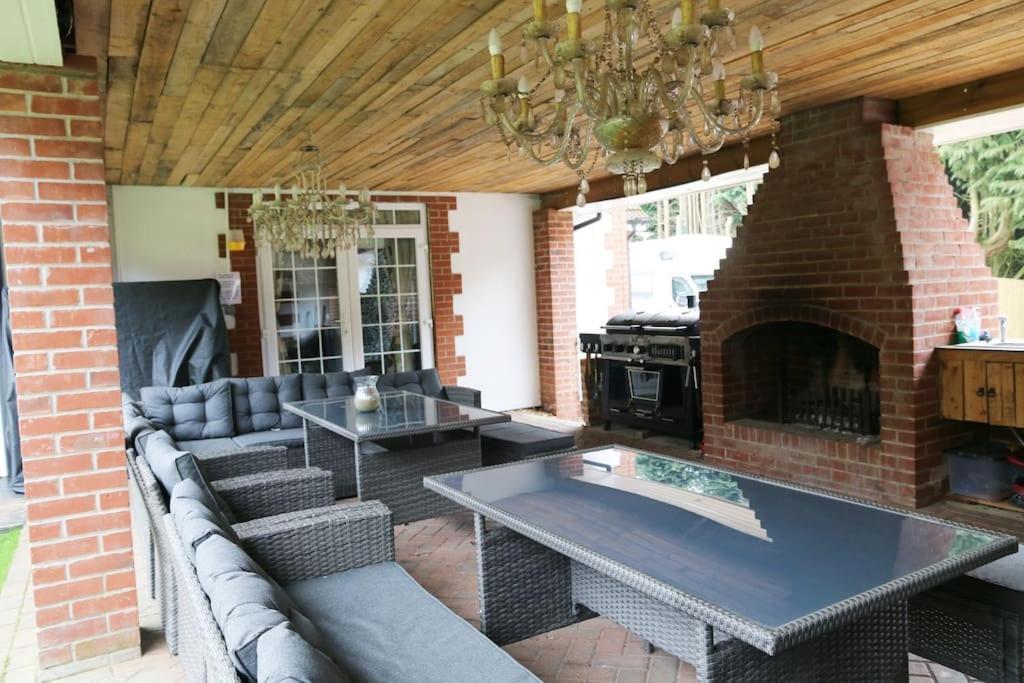 Hen & Stag Retreat Weekend Stay Sleeps 10 To 30 Thetford Bagian luar foto
