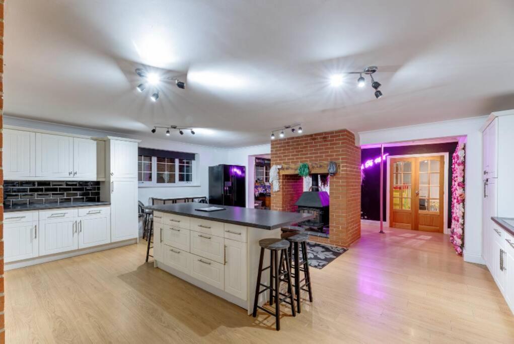 Hen & Stag Retreat Weekend Stay Sleeps 10 To 30 Thetford Bagian luar foto