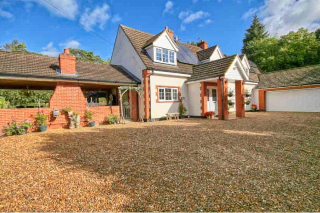 Hen & Stag Retreat Weekend Stay Sleeps 10 To 30 Thetford Bagian luar foto