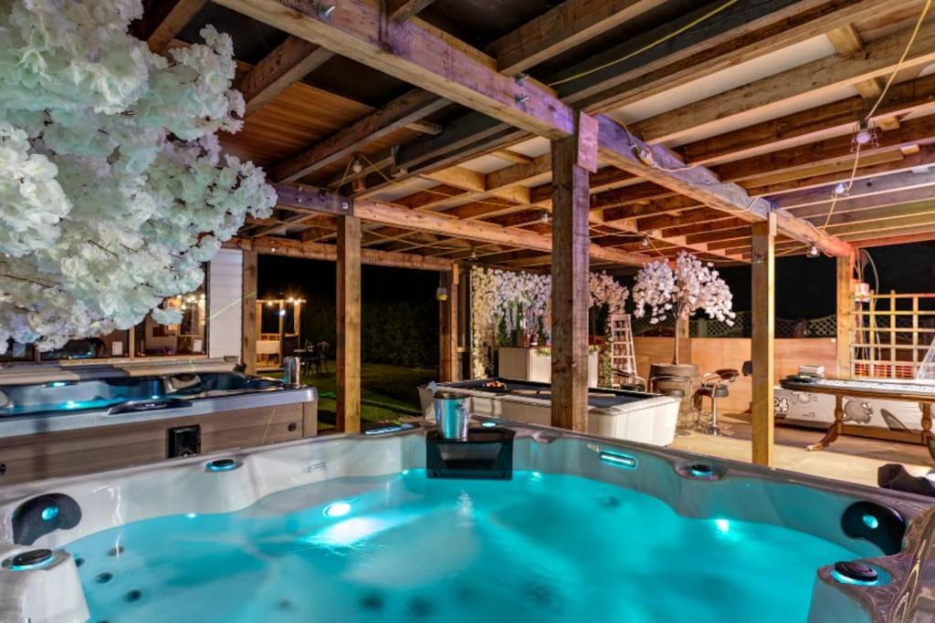 Hen & Stag Retreat Weekend Stay Sleeps 10 To 30 Thetford Bagian luar foto