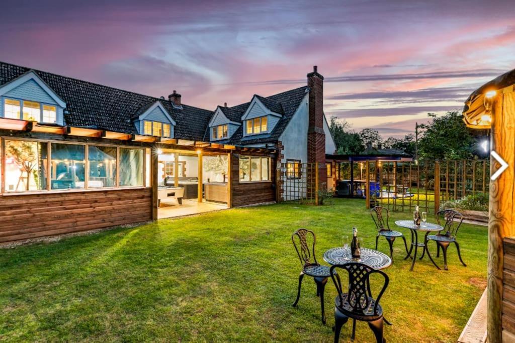 Hen & Stag Retreat Weekend Stay Sleeps 10 To 30 Thetford Bagian luar foto